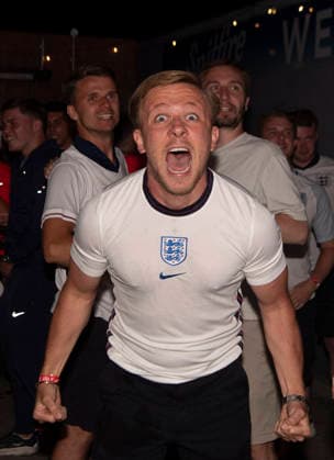 Norway v England at Broomfields England fans during a screening of the FIFA World Cup, WM, Weltmeisterschaft, Fussball 2026 match between Norway and England at Broomfields in the CopperJax Community Stadium, London 11 07 2026 UK Newspapers OUT Copyright: xAlanxWalterx FIL-23610-0030