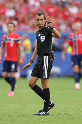 Football - FIFA World Cup, WM, Weltmeisterschaft, Fussball - Quarter Final - Norway v England 11th July 2026 - FIFA World Cup - Quarter Final - Norway v England - Referee Clement Turpin - Photo: Simon Stacpoole Offside. Miami USA *** Fußball: FIFA-Weltmeisterschaft, Viertelfinale: Norwegen gegen England, 11. Juli 2026 FIFA-Weltmeisterschaft, Viertelfinale: Norwegen gegen England, Schiedsrichter Clement Turpin, Foto: Simon Stacpoole, Abseits, Miami, USA  Copyright: xSimonxStacpoolexOffside