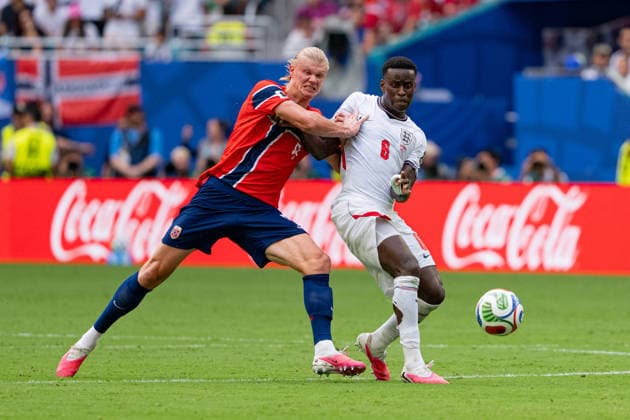 Marc Guehi of England under pressure from Erling Haaland of Norway during the match between Norway and England, valid for the quarterfinals of the 2026 FIFA World Cup, WM, Weltmeisterschaft, Fussball held at Hard Rock Stadium, in Miami Gardens, Florida, United States. Richard Callis Fotoarena (Richard Callis SPP)  Copyright: xRichardxCallisx xSPPx spp-en-RiCa-2983186
