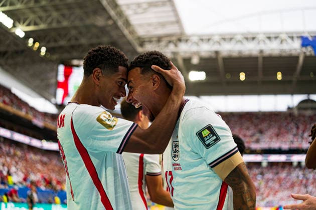 Jude Bellingham and Morgan Rogers seen celebrating after scoring goal during FIFA World Cup, WM, Weltmeisterschaft, Fussball 2026 quarterfinal game between national teams of Norway and England (Edmung Wong Ball Raw Images) Miami Hard Rock Stadium USA Copyright: xEdmundxWongx edmundwong_norway_england_2526-8