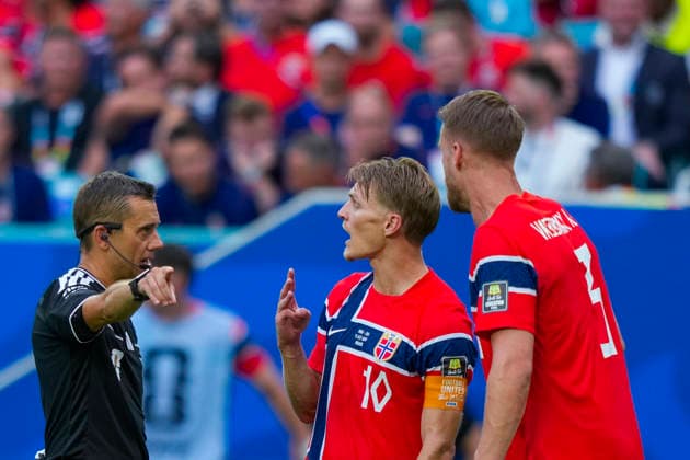 Fotball-VM 2026: Norge - England Miami Gardens, Florida , USA 20260711. Dommer lement Turpin og Martin odegaard under kvartfinalen i fotball-VM 2026 mellom Norge og England pa Miami stadion. Foto: Fredrik Varfjell NTB Miami Gardens, Florida USA EDITORIAL USE ONLY. RESTRICTED USE FOR BETTING COMPANIES Ref:_SPOlzs9eSMReUs.jpg *** 2026 FIFA World Cup: Norway vs. England, Miami Gardens, Florida, USA 20260711 Referee Lement Turpin and Martin Ødegaard during the quarterfinal match of the 2026 World Cup between Norway and England at Miami Stadium. Photo: Fredrik Varfjell, NTB, Miami Gardens, Florida, USA. EDITORIAL USE ONLY. RESTRICTED USE FOR BETTING COMPANIES  Copyright: xFredrikxVarfjellx xNTBx