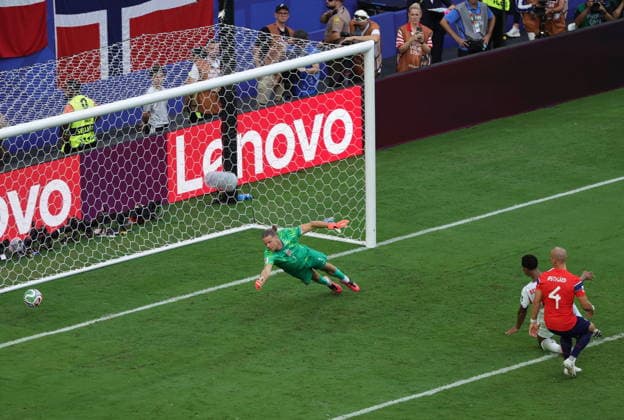 FIFA World Cup, WM, Weltmeisterschaft, Fussball 2026 quarterfinals - Norway vs England Jude Bellingham of England (2R) scores the 2-1 during the FIFA World Cup 2026 quarterfinals match Norway against England, in Miami, USA, 11 July 2026. MIAMI United States  Copyright: xCRISTOBALxHERRERA-ULASHKEVICHx
