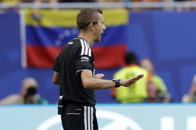 FIFA World Cup, WM, Weltmeisterschaft, Fussball 2026 quarterfinals - Norway vs England Referee Clement Turpin reverses a penalty kick for England after checking the VAR during the FIFA World Cup 2026 quarterfinals match Norway against England, in Miami, Florida, USA, 11 July 2026. MIAMI United States  Copyright: xSHAWNxTHEWx