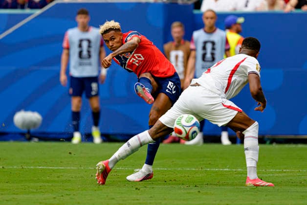 Antonio Nusa and John Stones seen during FIFA World Cup, WM, Weltmeisterschaft, Fussball 2026 quarterfinal game between national teams of Norway and England (Edmung Wong Ball Raw Images) Miami Hard Rock Stadium USA Copyright: xEdmundxWongx edmundwong_norway_england_2526-9