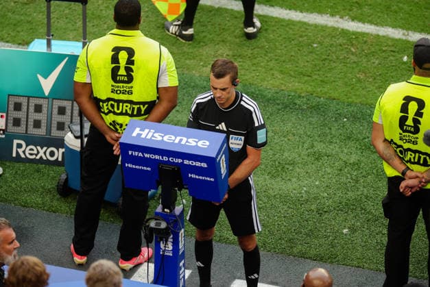 2026 FIFA World Cup, WM, Weltmeisterschaft, Fussball Quarter Final England v Norway Miami Stadium, Miami 11.07.2026 Referee Clement Turpin checks VAR after Djed Spence of England went down in the box. The penalty was overturned. 2026 FIFA World Cup Quarter Final England v Norway Miami Stadium, Miami 11.07.2026 Photograph By Marc Aspland The Times  Copyright: xMarcxAsplandx NINTCHDBPICT001094797110