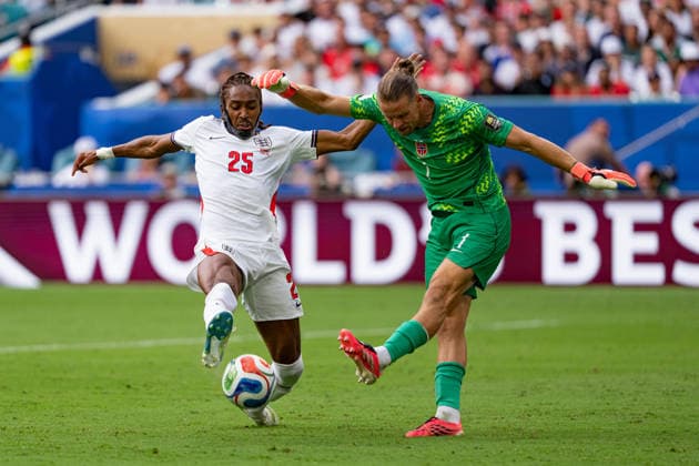 Norway s Orjan Nyland under pressure from England s Djed Spence during the match between Norway and England, valid for the quarterfinals of the 2026 FIFA World Cup, WM, Weltmeisterschaft, Fussball held at Hard Rock Stadium in Miami Gardens, Florida, United States. Richard Callis Fotoarena (Richard Callis SPP)  Copyright: xRichardxCallisx xSPPx spp-en-RiCa-2983213