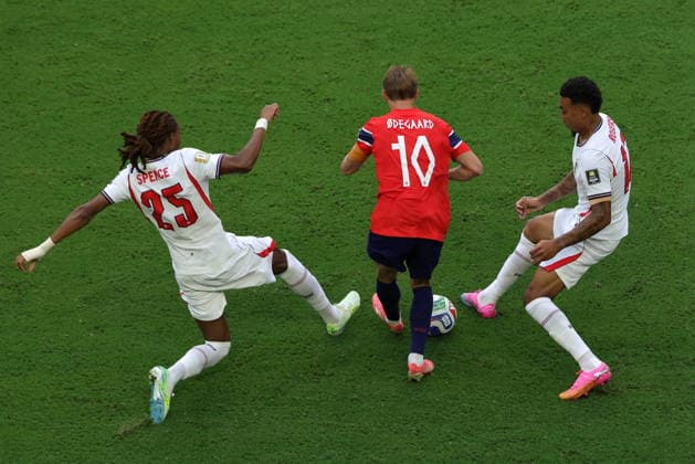 FIFA World Cup, WM, Weltmeisterschaft, Fussball 2026 quarterfinals - Norway vs England Martin Odegaard of Norway (C) in action against Djed Spence (L) and Morgan Rogers of England (R) during the FIFA World Cup 2026 quarterfinals match Norway against England, in Miami, Florida, USA, 11 July 2026. MIAMI United States  Copyright: xCRISTOBALxHERRERA-ULASHKEVICHx