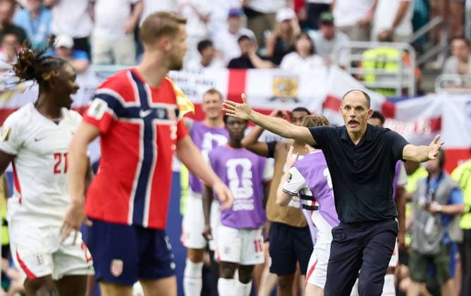 FIFA World Cup, WM, Weltmeisterschaft, Fussball 2026 quarterfinals - Norway vs England England s head coach Thomas Tuchel gestures on the touchline during the FIFA World Cup 2026 quarterfinals match Norway against England, in Miami, USA, 11 July 2026. MIAMI United States  Copyright: xRONALDxWITTEKx