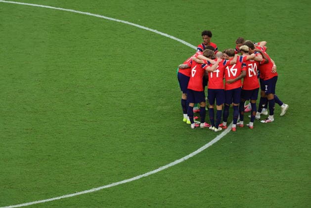 FIFA World Cup, WM, Weltmeisterschaft, Fussball 2026 quarterfinals - Norway vs England Players of Norway huddle at extra time during the FIFA World Cup 2026 quarterfinals match Norway against England, in Miami, Florida, USA, 11 July 2026. MIAMI United States  Copyright: xCRISTOBALxHERRERA-ULASHKEVICHx