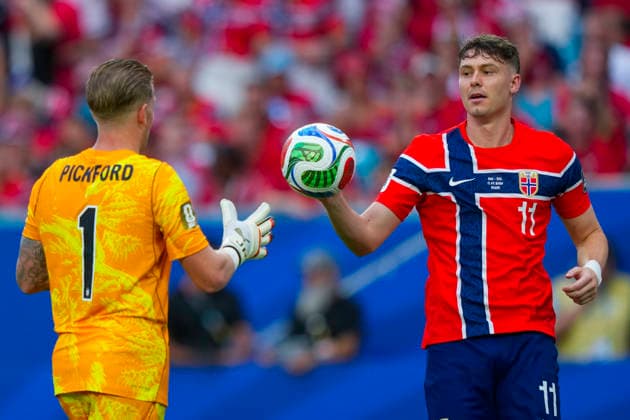 Fotball-VM 2026: Norge - England Miami Gardens, Florida , USA 20260711. Englands keeper Jordan Pickford og Norges Jorgen Strand Larsen under kvartfinalen i fotball-VM 2026 mellom Norge og England pa Miami stadion. Foto: Fredrik Varfjell NTB Miami Gardens, Florida USA EDITORIAL USE ONLY. RESTRICTED USE FOR BETTING COMPANIES Ref:_SPOlwtFNBzp-zw.jpg *** 2026 World Cup Norway England Miami Gardens, Florida, USA 20260711 England goalkeeper Jordan Pickford and Norway’s Jorgen Strand Larsen during the quarterfinal match of the 2026 World Cup between Norway and England at Miami Stadium. Photo: Fredrik Varfjell, NTB Miami Gardens, Florida, USA EDITORIAL USE ONLY RESTRICTED USE FOR BETTING COMPANIES  Copyright: xFredrikxVarfjellx xNTBx