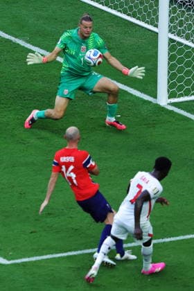 FIFA World Cup, WM, Weltmeisterschaft, Fussball 2026 quarterfinals - Norway vs England Goalkeeper Orjan Nyland of Norway makes a save against Bukayo Saka of England during the FIFA World Cup 2026 quarterfinals match Norway against England, in Miami, Florida, USA, 11 July 2026. MIAMI United States  Copyright: xCRISTOBALxHERRERA-ULASHKEVICHx