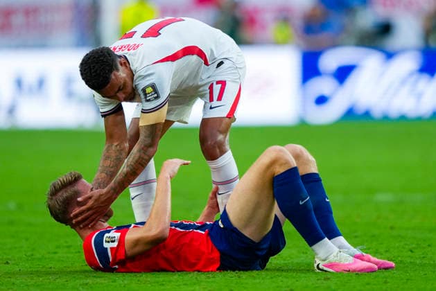 Fotball-VM 2026: Norge - England Miami Gardens, Florida , USA 20260711. Englands Morgan Rogers og Norges Kristoffer Vassbakk Ajer etter kvartfinalen i fotball-VM 2026 mellom Norge og England pa Miami stadion. Foto: Fredrik Varfjell NTB Miami Gardens, Florida USA EDITORIAL USE ONLY. RESTRICTED USE FOR BETTING COMPANIES Ref:_SPOsahsu_dGElE.jpg *** 2026 World Cup: Norway vs. England, Miami Gardens, Florida, USA, July 11, 2026. England’s Morgan Rogers and Norway’s Kristoffer Vassbakk Ajer after the quarterfinal match between Norway and England at the 2026 World Cup at Miami Stadium. Photo: Fredrik Varfjell, NTB, Miami Gardens, Florida, USA EDITORIAL USE ONLY RESTRICTED USE FOR BETTING COMPANIES  Copyright: xFredrikxVarfjellx xNTBx