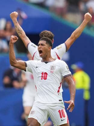 (260712) -- MIAMI, July 12, 2026 -- Jude Bellingham (front) of England celebrates after scoring during the quarter final match between Norway and England at the 2026 FIFA World Cup, WM, Weltmeisterschaft, Fussball at the Miami Stadium in Miami, the United States, July 11, 2026. ) (SP)U.S.-MIAMI-FOOTBALL-FIFA WORLD CUP-QUARTER FINAL-NOR VS ENG HuangxZongzhi 