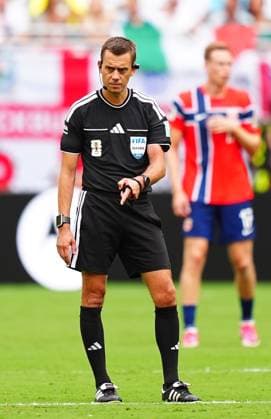 Norway v England - FIFA World Cup, WM, Weltmeisterschaft, Fussball 2026 - Quarter Finals MIAMI GARDENS, FLORIDA - JULY 11: Referee, Clement Turpin follows the 2026 FIFA World Cup quarterfinal match between Norway and England at Miami Stadium in Miami Gardens, Florida, United States, on July 11, 2026. Evrim Aydin Anadolu Miami Gardens United States. Editorial use only. Please get in touch for any other usage.  Copyright: x2026xAnadoluxEvrimxAydinx
