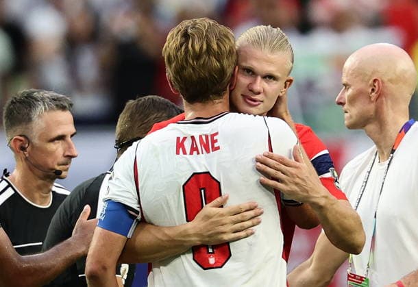 FIFA World Cup, WM, Weltmeisterschaft, Fussball 2026 quarterfinals - Norway vs England Erling Haaland (facing) of Norway congratulates England captain Harry Kane after the FIFA World Cup 2026 quarterfinals match Norway against England, in Miami, USA, 11 July 2026. England won 2-1. MIAMI United States  Copyright: xRONALDxWITTEKx