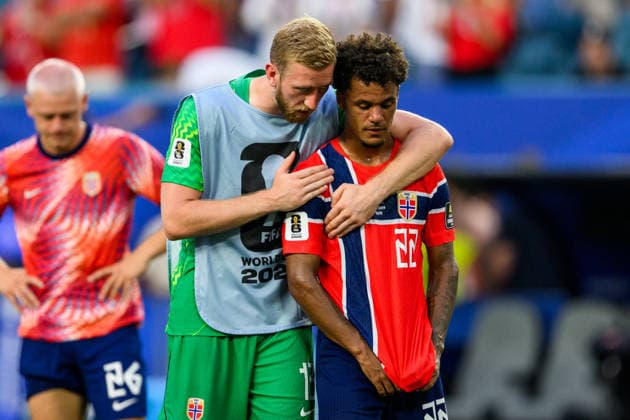 260711 goalkeeper Egil Selvik and Oscar Bobb of Norway after the FIFA World Cup, WM, Weltmeisterschaft, Fussball 2026 quarter-final football match between Norway and England on July 11, 2026 in Miami. Photo: Jon Olav Nesvold BILDBYRAN COP 217 VG0992 bbeng fotboll football soccer fotball vm fotbolls-vm fotball-vm fotbolls-vm 2026 fifa world cup 2026 kvartfinale kvartsfinal quarterfinal quarter-final england norge norway depp *** July 11, 2026: Goalkeeper Egil Selvik and Oscar Bobb of Norway after the 2026 FIFA World Cup quarterfinal soccer match between Norway and England on July 11, 2026 in Miami. Photo by Jon Olav Nesvold, BILDBYRAN COP 217 VG0992 bbeng soccer football fotball World Cup 2026 FIFA World Cup 2026 quarterfinal quarterfinal quarter final England Norway depp  Copyright: JONxOLAVxNESVOLD BB260711JE150