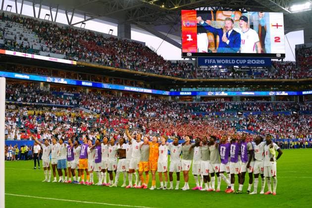 David Beckham and Romeo Beckham on the screen singing Wonderwall with the England players England v Norway, 2026 FIFA World Cup, WM, Weltmeisterschaft, Fussball Quarter-final, Football, Miami Stadium, Miami, Florida, USA - 11 Jul 2026Miami Miami Stadium Florida (FL) United States of America  Copyright: xJavierxGarcia Shutterstockx 16986211dn