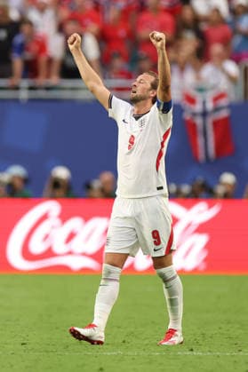 Football - FIFA World Cup, WM, Weltmeisterschaft, Fussball - Quarter Final - Norway v England 11th July 2026 - FIFA World Cup - Quarter Final - Norway v England - Harry Kane of England celebrates victory after the match - Photo: Simon Stacpoole Offside. Miami USA *** Fußball: FIFA-Weltmeisterschaft, Viertelfinale Norwegen gegen England, 11. Juli 2026 FIFA-Weltmeisterschaft, Viertelfinale Norwegen gegen England: Harry Kane aus England feiert nach dem Spiel den Sieg. Foto: Simon Stacpoole, Offside, Miami, USA  Copyright: xSimonxStacpoolexOffside