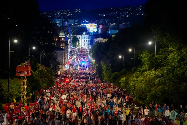 World Cup 2026: Norway - England Oslo 20260712. People are gathering at Karl Johan after the Norwegian loss in the World Cup match between Norway and England which is shown on a big screen in central Oslo on Saturday evening. Photo: Javad Parsa NTB Oslo Norway EDITORIAL USE ONLY. RESTRICTED USE FOR BETTING COMPANIES Ref:_SPOYjYTH98nQSA.jpg *** 2026 World Cup Norway England Oslo 20260712 People are gathering on Karl Johan Street after Norway’s loss in the World Cup match between Norway and England, which is being shown on a big screen in central Oslo on Saturday evening. Photo: Javad Parsa, NTB, Oslo, Norway. EDITORIAL USE ONLY. RESTRICTED USE FOR BETTING COMPANIES  Copyright: xJavadxParsax xNTBx