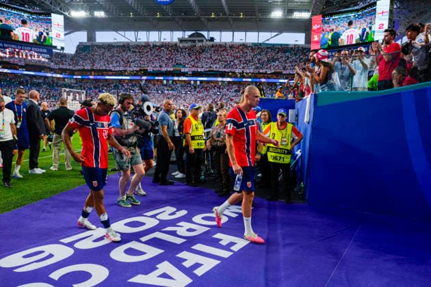 World Cup 2026: Norway - England Miami Gardens, Florida , USA 20260711. Norway s Antonio Nusa and Erling Braut Haaland after the quarter-final of the 2026 World Cup between Norway and England at the Miami Stadium. Photo: Fredrik Varfjell NTB Miami Gardens, Florida United States EDITORIAL USE ONLY. RESTRICTED USE FOR BETTING COMPANIES Ref:_SPOUk9mNXvq1bE.jpg *** 2026 World Cup: Norway vs. England, Miami Gardens, Florida, USA 20260711 Norway’s Antonio Nusa and Erling Braut Haaland after the quarterfinal of the 2026 World Cup between Norway and England at Miami Stadium. Photo: Fredrik Varfjell, NTB, Miami Gardens, Florida, United States. EDITORIAL USE ONLY. RESTRICTED USE FOR BETTING COMPANIES.  Copyright: xFredrikxVarfjellx xNTBx