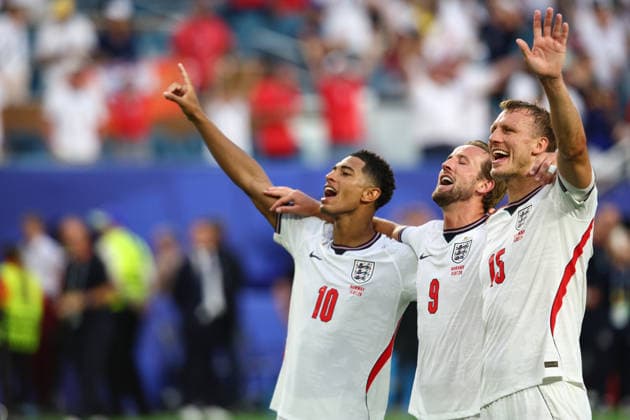 FIFA World Cup, WM, Weltmeisterschaft, Fussball 2026: Norway v England MIAMI, USA - 11th July 2026: Jude Bellingham, Harry Kane and Dan Burn of England celebrate in front of the fans after the FIFA World Cup 2026 quarter-final match between Norway and England at Miami Stadium (Credit: Craig Mercer Alamy Live News) Miami Miami Stadium United States of America Copyright: xCraigxMercerx xPeakxActionxPhotosx