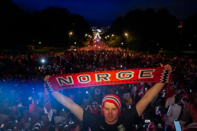 Fotball-VM 2026: Norge - England Oslo 20260712. Folk samler seg foran Slottet etter kampen mellom Norge og England i Oslo sentrum lordag kveld. Foto: Javad Parsa NTB Oslo Norge EDITORIAL USE ONLY. RESTRICTED USE FOR BETTING COMPANIES Ref:_SPOfz1nRHYoo7I.jpg *** 2026 World Cup Norway England Oslo 20260712 People gather in front of the Royal Palace after the match between Norway and England in downtown Oslo on Saturday evening. Photo: Javad Parsa, NTB, Oslo, Norway. EDITORIAL USE ONLY. RESTRICTED USE FOR BETTING COMPANIES  Copyright: xJavadxParsax xNTBx