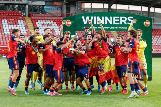 Wrexham, Wales, 11th July 2026. Quim Junyent and Daniel Yanez of Spain lift the UEFA European U19 Championship trophy following the Spain U19 vs Germany U19 UEFA European U19 Championship Final match at The Racecourse, Wrexham. Picture credit should read: Cody Froggatt Sportimage EDITORIAL USE ONLY. No use with unauthorised audio, video, data, fixture lists, club league logos or live services. Online in-match use limited to 120 images, no video emulation. No use in betting, games or single club league player publications. SPI_071_CF_SPAIN_U19_V_GERMANY_U19_FINAL SPI-4858-0071
