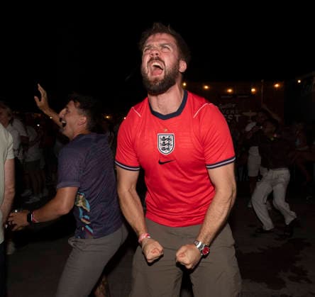 Norway v England at Broomfields England fans during a screening of the FIFA World Cup, WM, Weltmeisterschaft, Fussball 2026 match between Norway and England at Broomfields in the CopperJax Community Stadium, London 11 07 2026 UK Newspapers OUT Copyright: xAlanxWalterx FIL-23610-0043