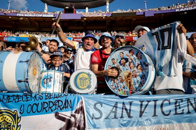 FIFA World Cup, WM, Weltmeisterschaft, Fussball 2026 quarterfinals - Argentina vs Switzerland Supporters of of Argentina cheer ahead of the FIFA World Cup 2026 quarterfinals match Argentina vs Switzerland, in Kansas City, Missouri, USA, 11 July 2026. Kansas City United States  Copyright: xPETERxKLAUNZERx
