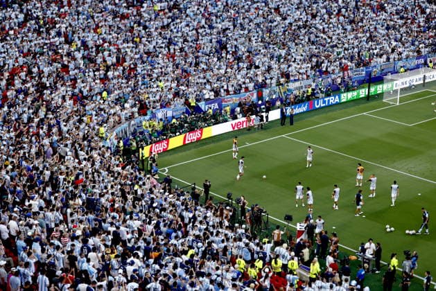 FIFA World Cup, WM, Weltmeisterschaft, Fussball 2026 quarterfinals - Argentina vs Switzerland Fans of Argentina watch their team warming up before the FIFA World Cup 2026 quarterfinals match Argentina vs Switzerland, in Kansas City, USA, 11 July 2026. KANSAS CITY United States  Copyright: xWILLxOLIVERx
