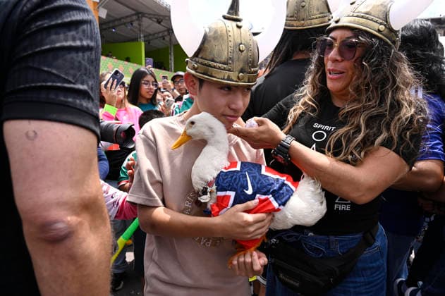 Norway v England FIFA Fan Festival - FIFA World Cup, WM, Weltmeisterschaft, Fussball 2026 Karla Gomez and her son Cristian hold Merlin the duck, the viral bird who became an unexpected social media sensation, as he wears a Norwegian national team, Nationalteam jersey during the 2026 FIFA World Cup in Mexico City, Mexico, July 11, 2026. (Photo by Carlos Tischler Eyepix Group) Copyright: xCarlosxTischler EyepixxGroupx CT_11072026_192702