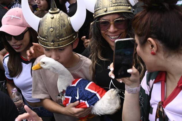 Norway v England FIFA Fan Festival - FIFA World Cup, WM, Weltmeisterschaft, Fussball 2026 Karla Gomez and her son Cristian hold Merlin the duck, the viral bird who became an unexpected social media sensation, as he wears a Norwegian national team, Nationalteam jersey during the 2026 FIFA World Cup in Mexico City, Mexico, July 11, 2026. (Photo by Carlos Tischler Eyepix Group) Copyright: xCarlosxTischler EyepixxGroupx CT_11072026_192740