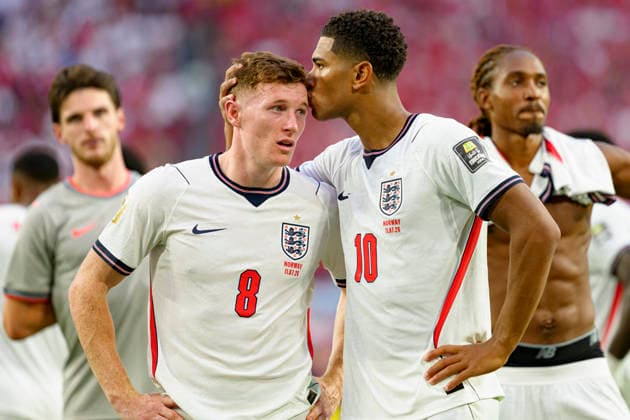 Eliott Anderson and Jude Bellingham seen during FIFA World Cup, WM, Weltmeisterschaft, Fussball 2026 quarterfinal game between national teams of Norway and England (Edmung Wong Ball Raw Images) Miami Hard Rock Stadium USA Copyright: xEdmundxWongx edmundwong_norway_england_2526_5-30