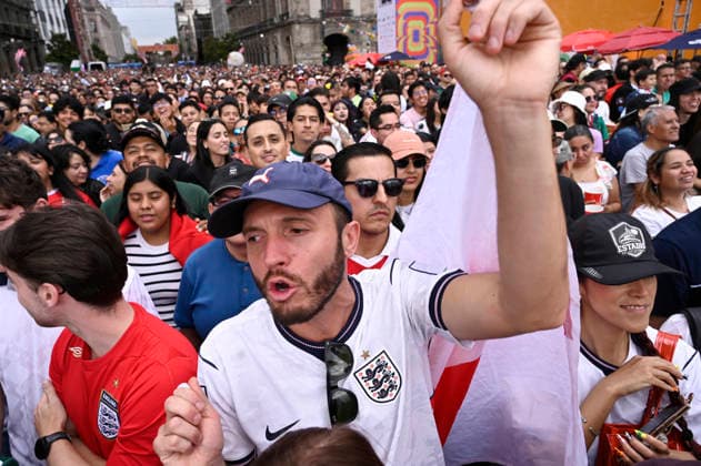 Norway v England FIFA Fan Festival - FIFA World Cup, WM, Weltmeisterschaft, Fussball 2026 A England football fan watches the FIFA World Cup 2026 quarter-final match between England and Norway on a giant screen at the FIFA World Cup Fan Festival in Mexico City on July 11, 2026, in Mexico City, Mexico. (Photo by Carlos Tischler Eyepix Group) Copyright: xCarlosxTischler EyepixxGroupx CT_11072026_192733