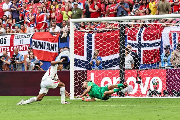 MIAMI GARDENS, FL - JULY 11: Jude Bellingham 10 of England scores a goal during the FIFA World Cup, WM, Weltmeisterschaft, Fussball 26 Quarter-Final - between Norway and England on July 11, 2026 at Miami Stadium, in Miami Gardens, Fla.(Photo by Chris Arjoon Icon Sportswire) SOCCER: JUL 11 FIFA World Cup 26 Quarter-Final - Norway v England EDITORIAL USE ONLY Icon26071100000015