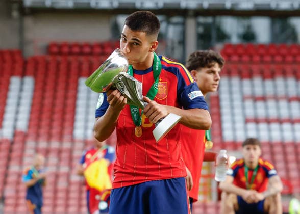 Wrexham, Wales, 11th July 2026. Joselillo Gaitan of Spain kisses the UEFA European U19 Championship trophy following the Spain U19 vs Germany U19 UEFA European U19 Championship Final match at The Racecourse, Wrexham. Picture credit should read: Cody Froggatt Sportimage EDITORIAL USE ONLY. No use with unauthorised audio, video, data, fixture lists, club league logos or live services. Online in-match use limited to 120 images, no video emulation. No use in betting, games or single club league player publications. SPI_095_CF_SPAIN_U19_V_GERMANY_U19_FINAL SPI-4858-0095