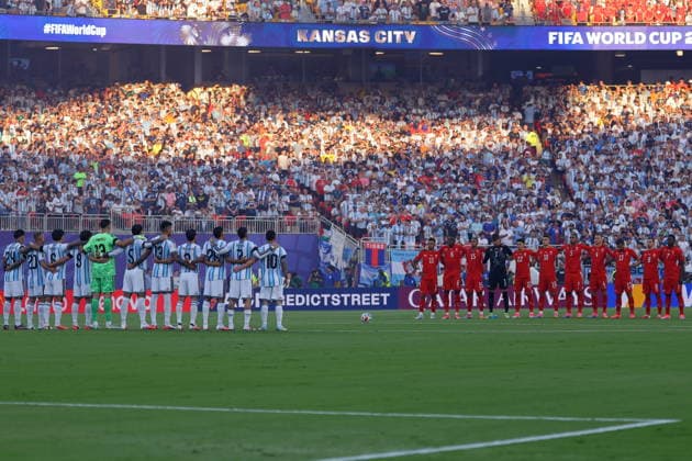 FIFA World Cup, WM, Weltmeisterschaft, Fussball 2026 quarterfinals - Argentina vs Switzerland Players of Argentina (L) and Switzerland (R) observe a moment of silence for the late World Cup midfielder Jayden Adams of South Africa, who died earlier on the same day, ahead ahead of the FIFA World Cup 2026 quarterfinals match Argentina vs Switzerland, in Kansas City, Missouri, USA, 11 July 2026. KANSAS CITY United States  Copyright: xCHRISTOPHERxNEUNDORFx