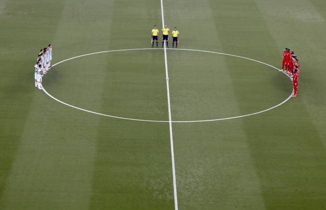 FIFA World Cup, WM, Weltmeisterschaft, Fussball 2026 quarterfinals - Argentina vs Switzerland Players observe a minute of silence before the FIFA World Cup 2026 quarterfinals match Argentina vs Switzerland, in Kansas City, USA, 11 July 2026. KANSAS CITY United States  Copyright: xWILLxOLIVERx