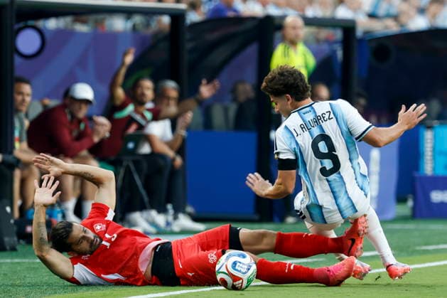 FIFA World Cup, WM, Weltmeisterschaft, Fussball 2026 quarterfinals - Argentina vs Switzerland Switzerland s Ricardo Rodriguez (L) in action against against Argentina s Julian Alvarez during the FIFA World Cup 2026 quarterfinals match Argentina vs Switzerland, in Kansas City, Missouri, USA, 11 July 2026. Kansas City United States  Copyright: xPETERxKLAUNZERx