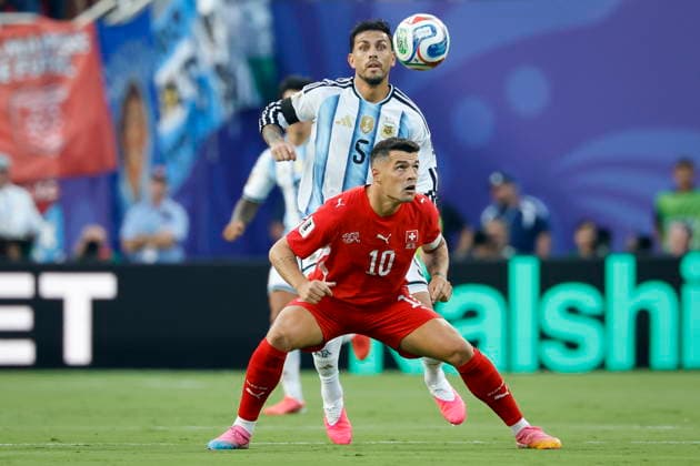 FIFA World Cup, WM, Weltmeisterschaft, Fussball 2026 quarterfinals - Argentina vs Switzerland Switzerland s Granit Xhaka (front) in action against Argentina s Leandro Paredes during the FIFA World Cup 2026 quarterfinals match Argentina vs Switzerland, in Kansas City, Missouri, USA, 11 July 2026. Kansas City United States  Copyright: xPETERxKLAUNZERx