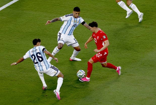 FIFA World Cup, WM, Weltmeisterschaft, Fussball 2026 quarterfinals - Argentina vs Switzerland Fabian Rieder (R) of Switzerland in action against Nahuel Molina (L) and Cristian Romero of Argentina during the FIFA World Cup 2026 quarterfinals match Argentina vs Switzerland, in Kansas City, USA, 11 July 2026. KANSAS CITY United States  Copyright: xWILLxOLIVERx