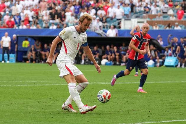 MIAMI GARDENS, FL - JULY 11: England forward Harry Kane (9) tries to touch the ball over the keeper in the first half during the FIFA World Cup, WM, Weltmeisterschaft, Fussball Quarter-Final between Norway and England on Saturday, July 11, 2026 at Miami Stadium in Miami Gardens, FL (Photo by Peter Joneleit Icon Sportswire) SOCCER: JUL 11 FIFA World Cup 26 Quarter-Final - Norway v England EDITORIAL USE ONLY Icon260711049
