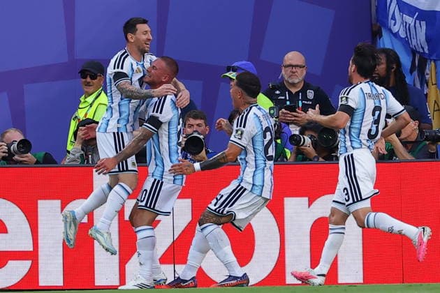 FIFA World Cup, WM, Weltmeisterschaft, Fussball 2026 quarterfinals - Argentina vs Switzerland Alexis Mac Allister of Argentina (2-L) celebrates with his teammates after scoring the 1-0 goal during the FIFA World Cup 2026 quarterfinals match Argentina vs Switzerland, in Kansas City, Missouri, USA, 11 July 2026. KANSAS CITY United States  Copyright: xCHRISTOPHERxNEUNDORFx