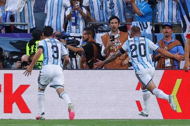 FIFA World Cup, WM, Weltmeisterschaft, Fussball 2026 quarterfinals - Argentina vs Switzerland Alexis Mac Allister of Argentina (R) celebrates with his teammates after scoring the 1-0 goal during the FIFA World Cup 2026 quarterfinals match Argentina vs Switzerland, in Kansas City, Missouri, USA, 11 July 2026. KANSAS CITY United States  Copyright: xCHRISTOPHERxNEUNDORFx