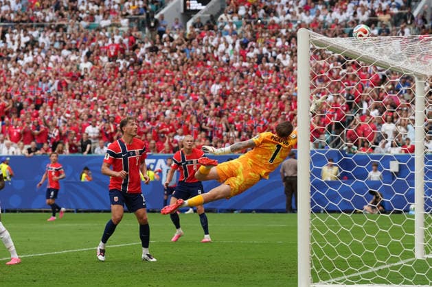 MIAMI GARDENS, FL - JULY 11: England goalkeeper Jordan Pickford (1) makes a save in the second half during the FIFA World Cup, WM, Weltmeisterschaft, Fussball Quarter-Final between Norway and England on Saturday, July 11, 2026 at Miami Stadium in Miami Gardens, FL (Photo by Peter Joneleit Icon Sportswire) SOCCER: JUL 11 FIFA World Cup 26 Quarter-Final - Norway v England EDITORIAL USE ONLY Icon260711058