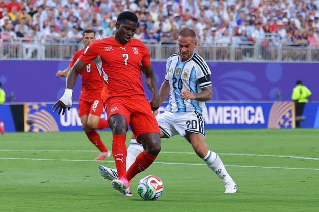 FIFA World Cup, WM, Weltmeisterschaft, Fussball 2026 quarterfinals - Argentina vs Switzerland Breel Embolo of Switzerland (L) in action against Alexis Mac Allister of Argentina (R) during the FIFA World Cup 2026 quarterfinals match Argentina vs Switzerland, in Kansas City, Missouri, USA, 11 July 2026. KANSAS CITY United States  Copyright: xCHRISTOPHERxNEUNDORFx