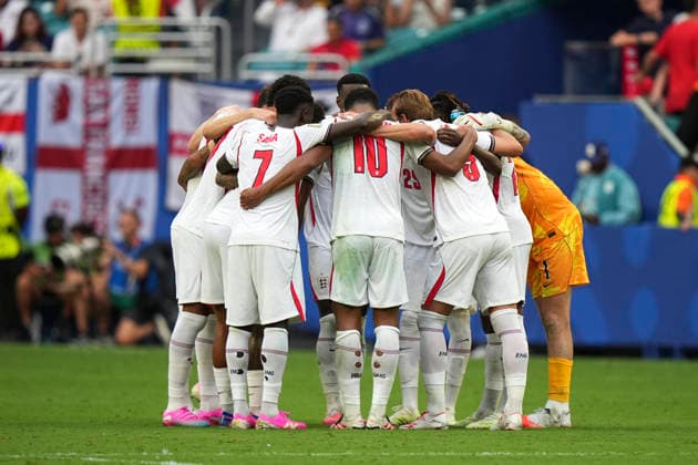 MIAMI GARDENS, FL - JULY 11: England players huddle before overtime during the FIFA World Cup, WM, Weltmeisterschaft, Fussball Quarter-Final between Norway and England on Saturday, July 11, 2026 at Miami Stadium in Miami Gardens, FL (Photo by Peter Joneleit Icon Sportswire) SOCCER: JUL 11 FIFA World Cup 26 Quarter-Final - Norway v England EDITORIAL USE ONLY Icon260711073