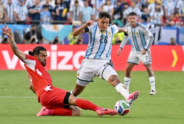 FIFA World Cup, WM, Weltmeisterschaft, Fussball 2026 quarterfinals - Argentina vs Switzerland Nahuel Molina (L) of Argentina and Ricardo Rodriguez of Switzerland in action during the FIFA World Cup 2026 quarterfinals match Argentina vs Switzerland, in Kansas City, USA, 11 July 2026. KANSAS CITY United States  Copyright: xAMYxKONTRASx
