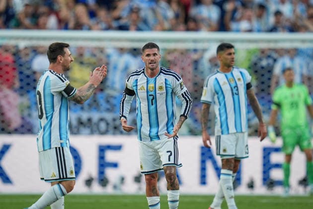 USA: Fussball FIFA World Cup, WM, Weltmeisterschaft, Fussball 2026, Viertelfinale - Argentinien vs Schweiz - Kansas City Stadium (GEHA Field at Arrowhead Stadium, Kansas City, Missouri): Lionel Messi (Argentinien 10) Rodrigo De Paul (Argentinien 7) *** USA Soccer 2026 FIFA World Cup, Quarterfinals: Argentina vs. Switzerland at GEHA Field at Arrowhead Stadium, Kansas City, Missouri. Lionel Messi (Argentina) 10, Rodrigo De Paul (Argentina) 7 Copyright: xJOERANxSTEINSIEKx