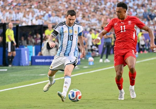 FIFA World Cup, WM, Weltmeisterschaft, Fussball 2026 quarterfinals - Argentina vs Switzerland Lionel Messi (L) of Argentina and Dan Ndoye of Switzerland in action during the FIFA World Cup 2026 quarterfinals match Argentina vs Switzerland, in Kansas City, USA, 11 July 2026. KANSAS CITY United States  Copyright: xAMYxKONTRASx